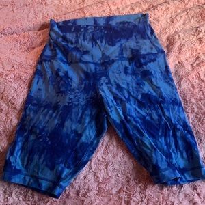 Lululemon biker shorts blue tie dye size 6